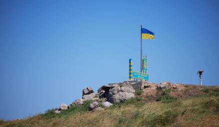 Украинцы установили свой флаг на острове «Змеиный» — «Военная операция завершена»