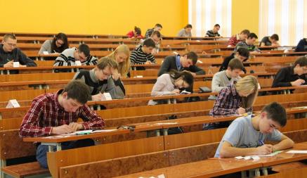 Правительство Беларуси запретило некоторым абитуриентам участвовать в централизованном тестировании. Кого коснется?