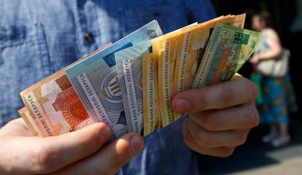 «Зарплатный цугцванг» — Экономисты рассказали, как на зарплаты белорусов повлияет война в Украине. А что будет с ценами?