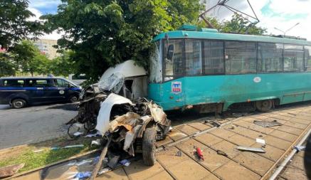 В центре Минска фургон въехал в трамвай. Есть погибший