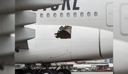 Пассажиры «суперджумбо» A380 только после посадки обнаружили, что 14 часов летели с дырой в самолёте. Это как?