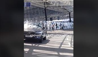 «За сахаром очередь 😁» — В Минском аэропорту заметили десятки людей в защитных костюмах. Что произошло на самом деле?