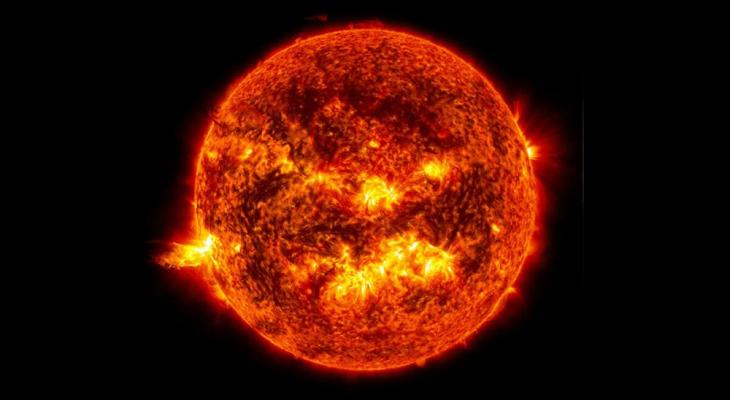 «Темная плазма» Солнца накрыла Землю. Специалисты рассказали, почему белорусы могут почувствовать себя хуже