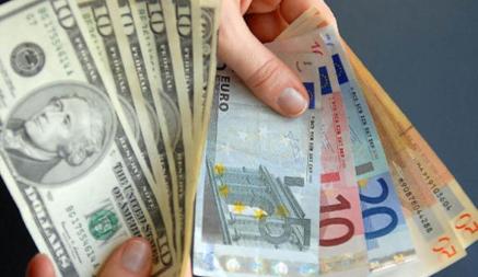 На белорусских валютных торгах евро впервые за 7 лет опустился ниже доллара