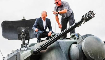 Канцлер Германии Шольц взобрался на танк и пообещал Украине много оружия