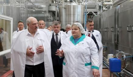 «Даже не ходите никуда» — Лукашенко попробовал колбасу и рассказал, почему некоторым работникам нельзя жаловаться на директоров