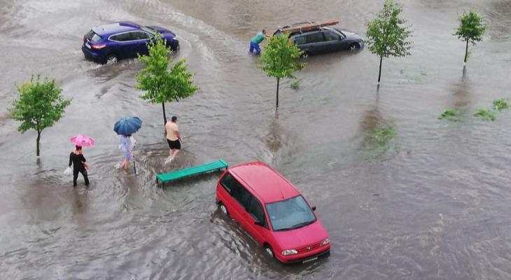 В Гродно ливень затопил дома и улицы. В Белгидромете рассказали, где ждать град