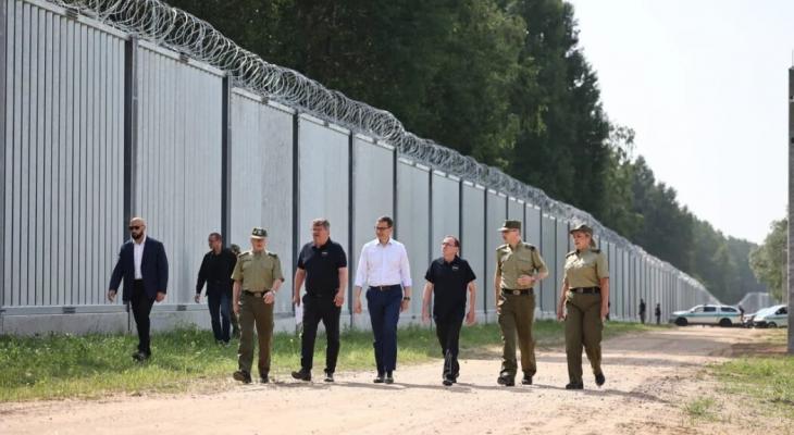 «Тактику изменили» — Польша обвинила белорусских пограничников в попытках сломать стену на границе