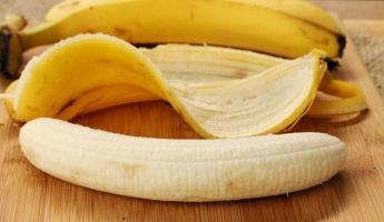 Не кладете шкурку банана в духовку, когда запекаете мясо? Вот почему стоит начать