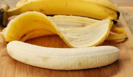 Не кладете шкурку банана в духовку, когда запекаете мясо? Вот почему стоит начать