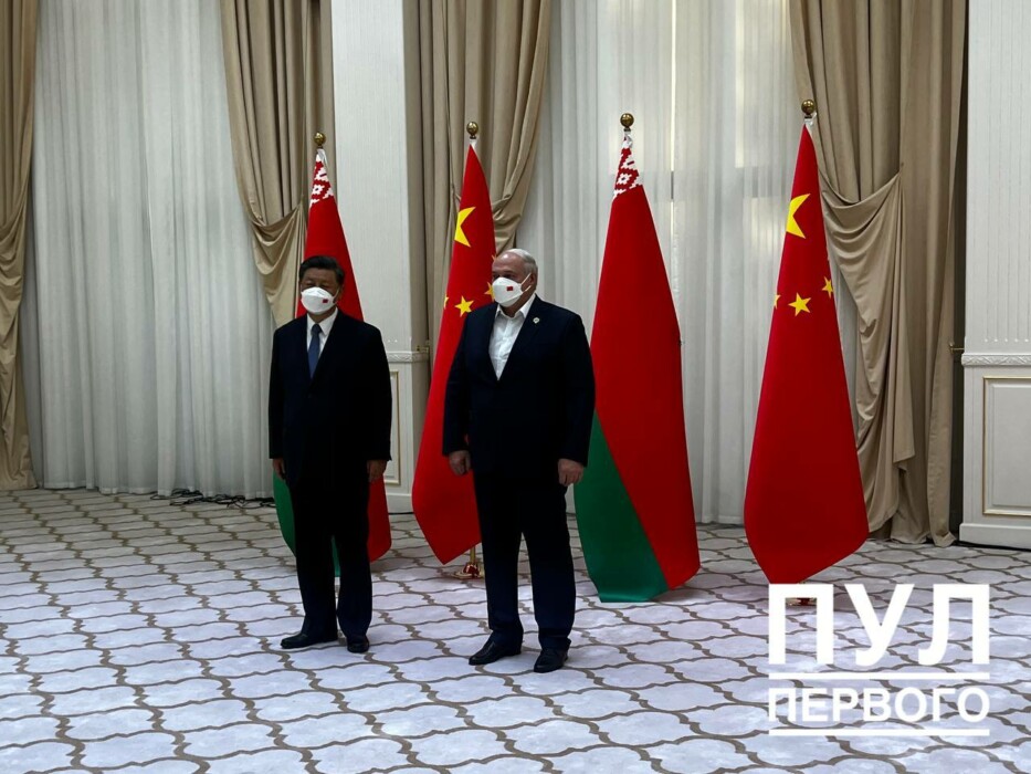 Лукашенко надел китайскую маску, а Путина посадили за длинный стол. Так прошли переговоры с главой КНР Си Цзиньпином