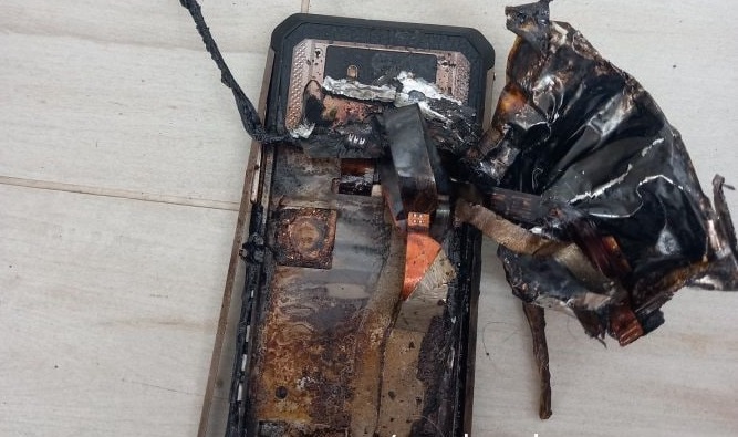В Гродно в квартире взорвался смартфон. Владелец сам справился с пожаром