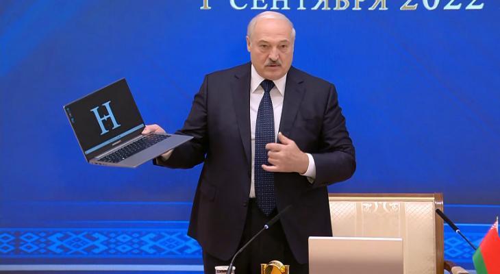 «В нем всего 12% белорусского» — Лукашенко показал школьникам ноутбук «Горизонт»
