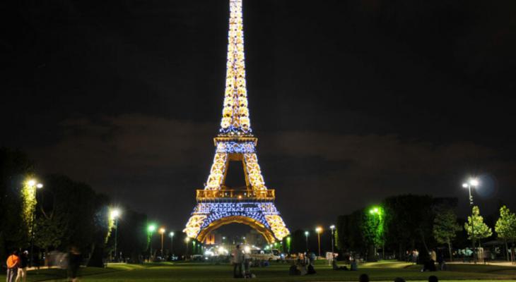 Освещение Эйфелевой башни могут отключать на час раньше на фоне энергокризиса