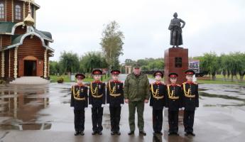 Министр обороны Беларуси подарил часы курсанту, который спал на той же кровати, что и он