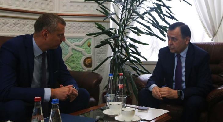 Посол Беларуси в России пообещал любые автомобили и мебель послу Таджикистана