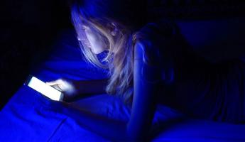 Ученые из США заявили, что свет от смартфонов и телевизоров сокращает жизнь