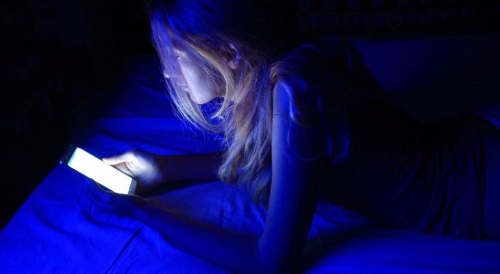 Ученые из США заявили, что свет от смартфонов и телевизоров сокращает жизнь