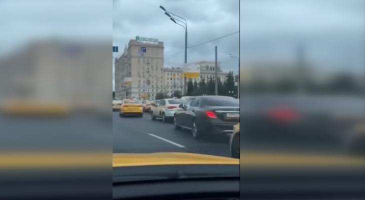 В Москве десятки таксистов одновременно выехали на один и тот же адрес. И создали огромную пробку