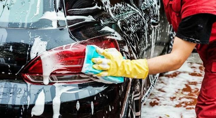 В Минтруда Беларуси разрешили 14-16-летним подросткам чистить клетки и вручную мыть авто
