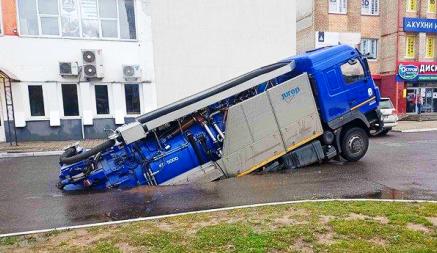 В Солигорске грузовик провалился под асфальт посреди улицы