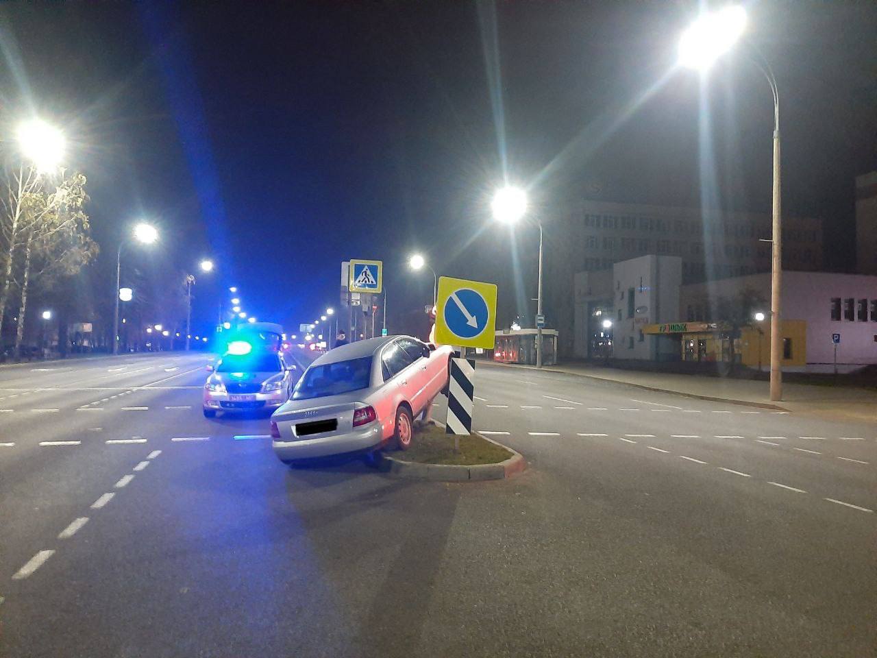 В Могилеве водитель попыталась использовать светофор как трамплин