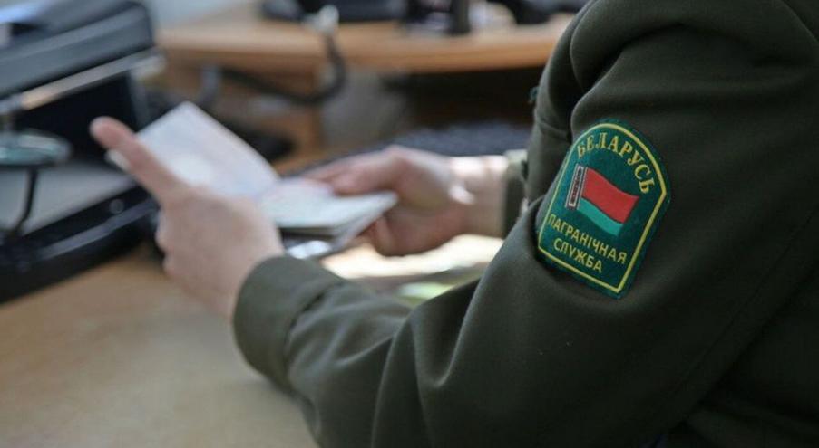 Так, согласно законопроекту, белорусам запретят выезжать из страны,
