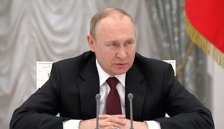 Путин ввел военное положение в подконтрольных РФ украинских областях