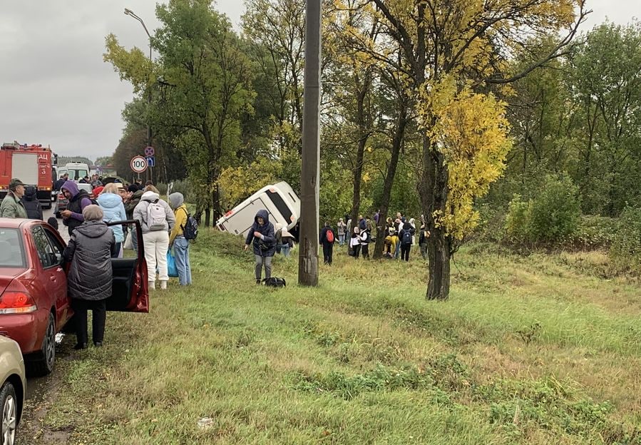 Под Минском произошло ДТП: Автобус слетел в кювет, а погрузчик лег на крышу