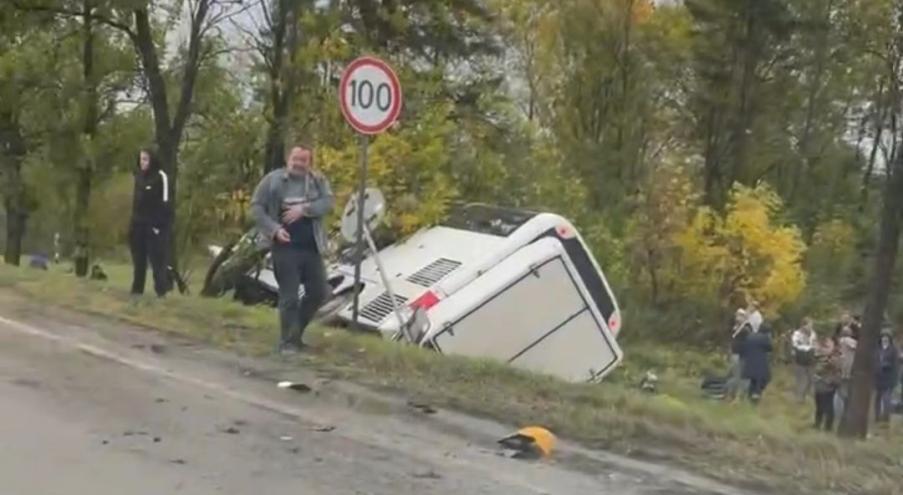 На видео в соцсетях видно, что разбитый погрузчик