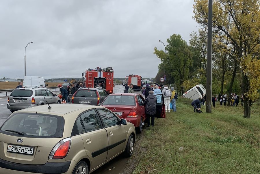 Под Минском произошло ДТП: Автобус слетел в кювет, а погрузчик лег на крышу