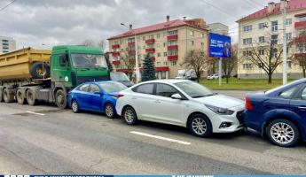 В Минске 4 легковушки устроили «паровозик» с МАЗом