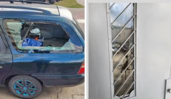 В Лиде парень после разговора с девушкой разбил телефон, авто и стекло в двери подъезда