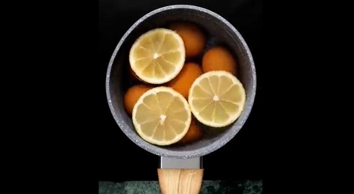 Зачем бросать лимон в кастрюлю, когда варите яйца? Вот как это упростит вашу жизнь