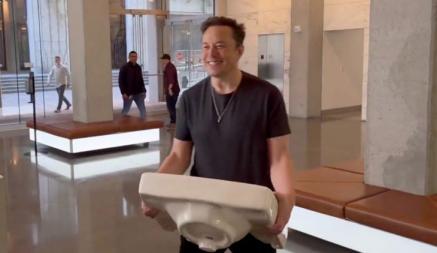 Илон Маск зашел в офис Twitter с раковиной. Зачем?