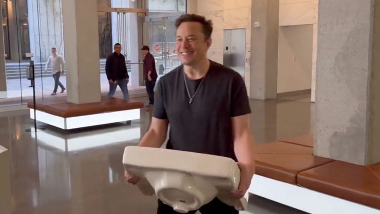Маск опубликовал видео, как он вносит раковину в