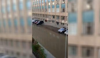 В центре Минска на улице появилась «река» из канализации