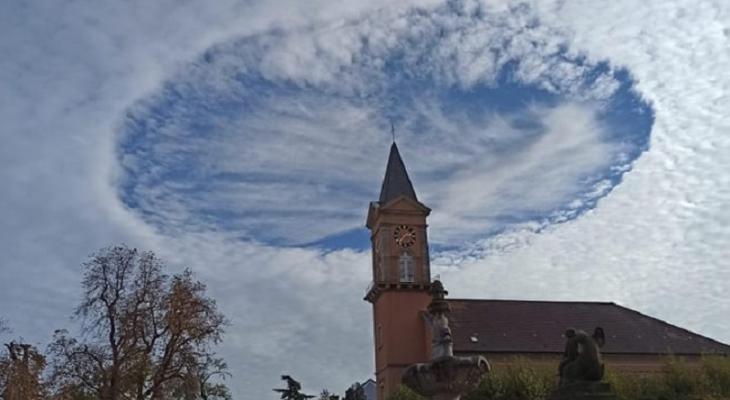 Над церковью в Германии заметили «дырявое» облако. Новое знамение?