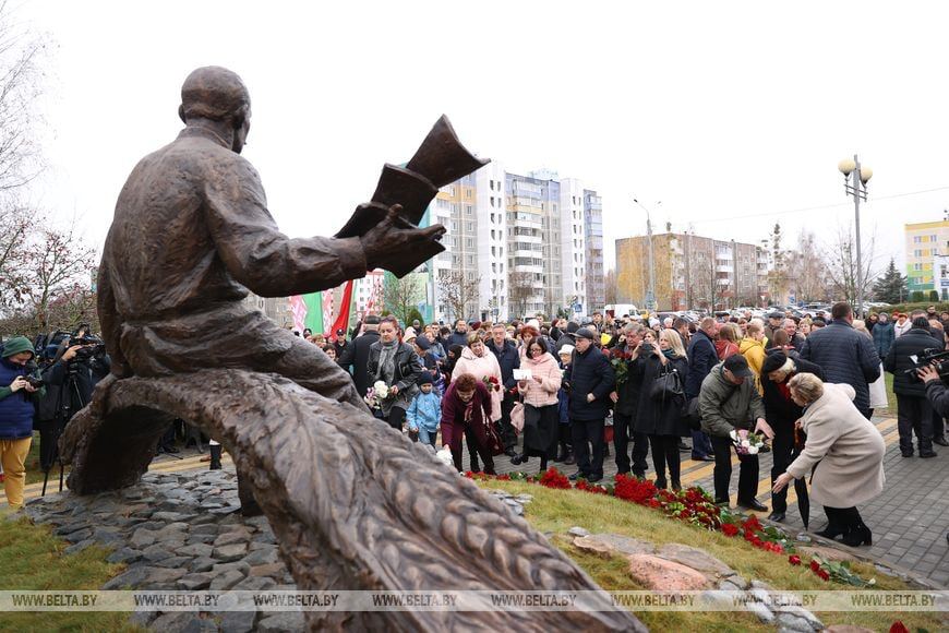 В Столбцах открыли памятник Якубу Коласу. Вот как он выглядит