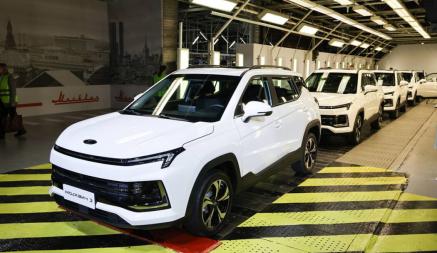 На бывшем заводе Renault в Москве выпустили первые китайские «Москвичи»