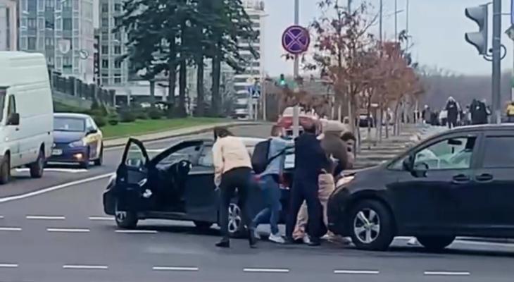 В центре Минска прямо на дороге подрались водители