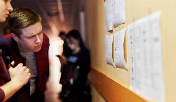 Могут ли распределять в Беларуси выпускников-платников? Попытались разобраться