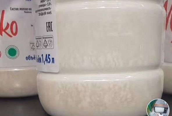 Молокозавод объяснил появление «перламутровых» бутылок с молоком в белорусских магазинах