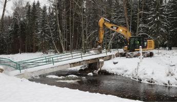 Латвия разобрала мост на границе с Беларусью