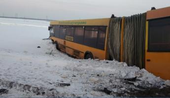 Под Витебском легковушка протаранила пассажирский автобус