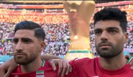 Все футболисты сборной Ирана отказались петь гимн в начале матча на ЧМ-2022