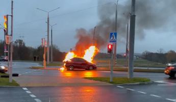 В Гродно автомобиль загорелся прямо посреди улицы