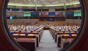 Неизвестные оставили на дверях депутатов Европарламента след «кровавой» ладони