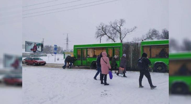 В Гомеле пассажирам пришлось толкать автобус из-за снега