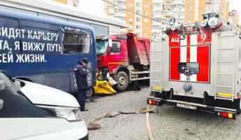В центре Москвы белорус на самосвале вмял такси в автобус